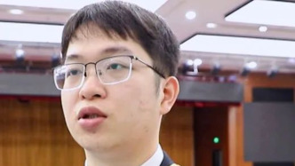 广西“90后”医生为救同事徒手夺刀，获评“见义勇为英雄”