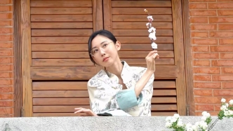 朱潔靜手持梅花亮相張園：這朵梅花，對(duì)我意義很重