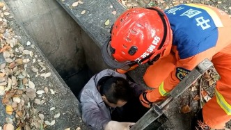 男子著急尋廁所墜入路邊3米深管道井，消防緊急救援脫險(xiǎn)