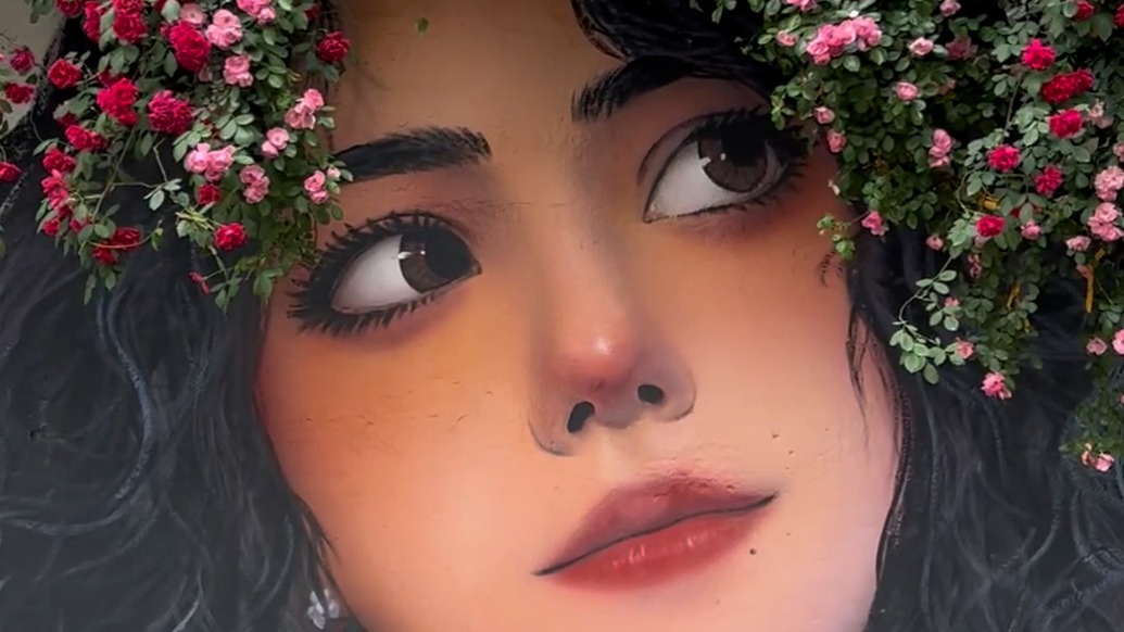 壁畫師就地取材創作“薔薇女孩”,作品與環境融為一體