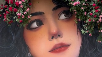 壁畫師就地取材創作“薔薇女孩”，作品與環境融為一體