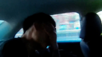 逆行撞到信號燈桿，男子無證醉駕被查痛哭