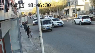 幼兒獨自出門誤入車流，路過男子將其拉回