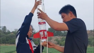 看完神二十發射，父親陪著女兒用塑料瓶自制“水火箭”
