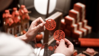 马上评丨发钱奖励结婚，支持婚育就该系统性发力