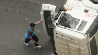 網(wǎng)友大呼感人！攪拌車側(cè)翻司機(jī)被困，小伙破窗救援后悄然離開(kāi)