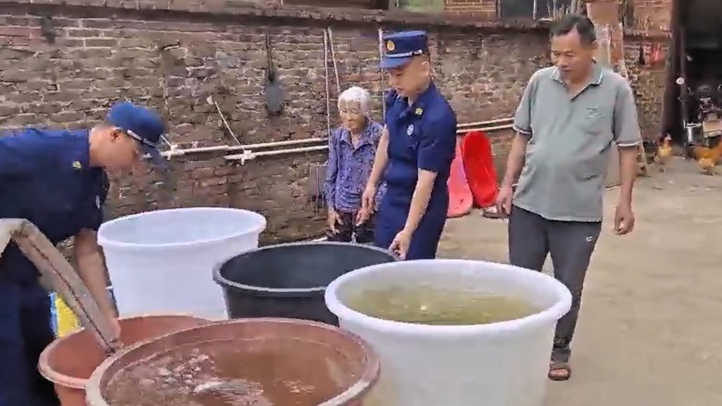 廣西興業遇旱情,消防員送水下鄉解村民用水之急