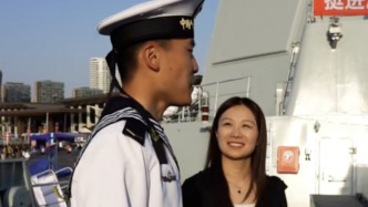满眼都是爱意！女孩趁舰艇开放活动，专程去看望海军战士男友