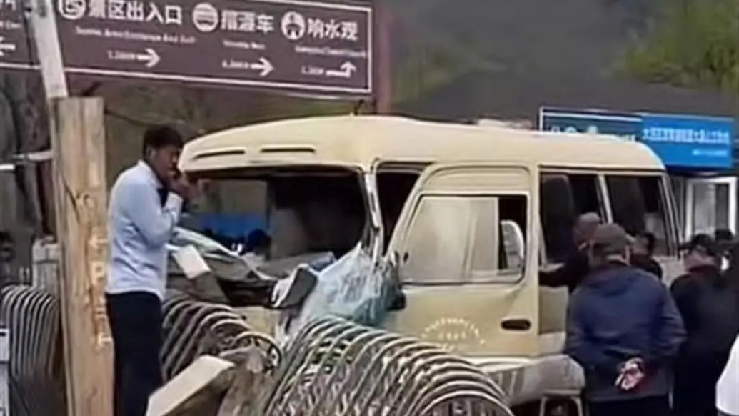 大連大黑山景區(qū)擺渡車撞上電動伸縮門,2人輕傷