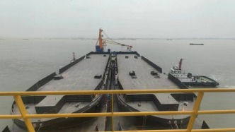 五万吨级半潜船在沪完成装备装载