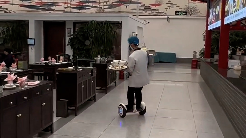 河南一家饭店服务员脚踩平衡车上菜,饭店经理:新人考核通过才能上“车”