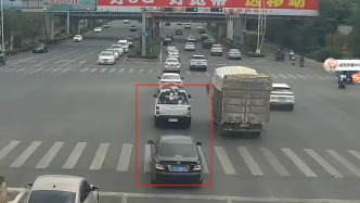 女工手指被切斷，警車開道“搶時間”20分鐘疾馳送醫(yī)