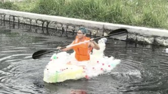 “呼吁大家保護(hù)環(huán)境”，博主撿三百多個塑料瓶造出一艘“船”