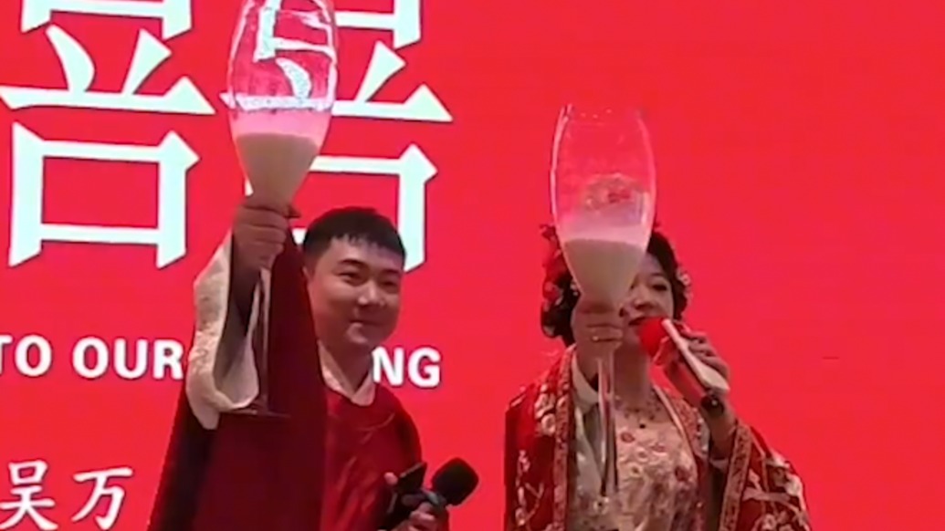 不搞儀式直接開席，95后夫妻辦“極速版婚禮”