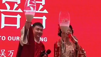 不搞儀式直接開席，95后夫妻辦“極速版婚禮”