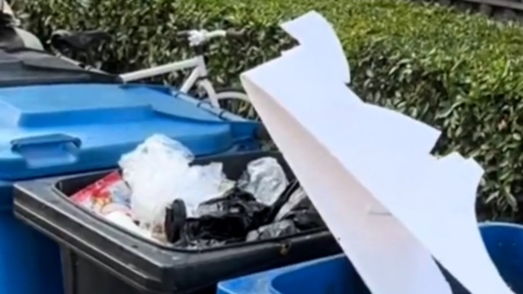 合肥一女子付费摆摊被垃圾桶围住？官方通报：社居委工作人员态度不当已停职