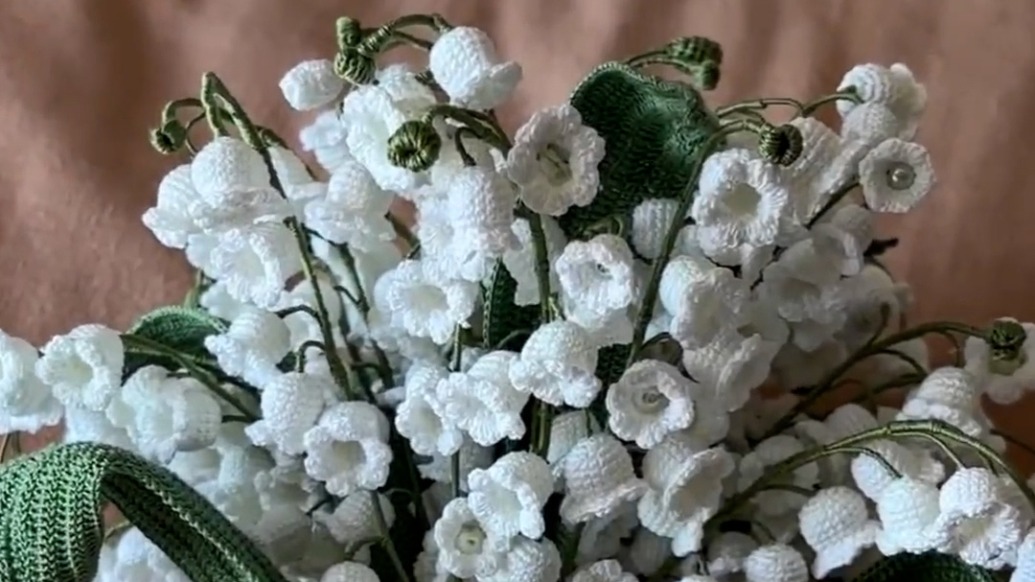 閨蜜即將出嫁，女子花3個月為她鉤織了一束寓意幸福的“鈴蘭”
