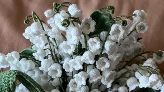 閨蜜即將出嫁，女子花3個(gè)月為她鉤織了一束寓意幸福的“鈴蘭”