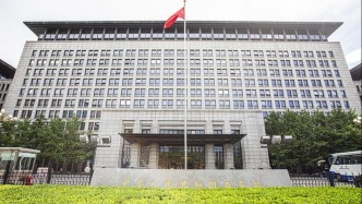 商務(wù)部新聞發(fā)言人就波音公司飛回?cái)M交付飛機(jī)答記者問