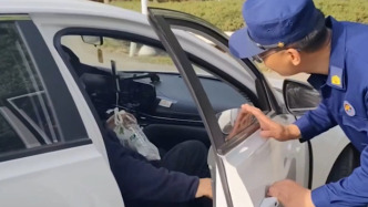 迷路大爺揮手求助，歸隊(duì)消防員暖心出手