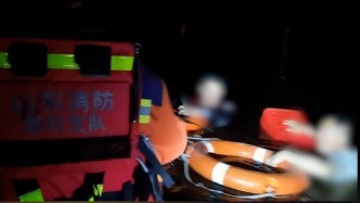 兩名聾啞男子凌晨捕魚翻船落水，路人聽到動靜報警