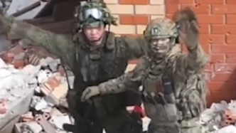 俄發布朝鮮軍人作戰視頻：朝士兵使用俄制武器，朝俄士兵擁抱慶祝