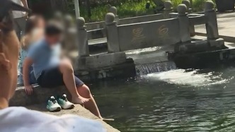 外国游客在济南景区用泉水洗脚，景区工作人员：不允许洗脚看到会制止