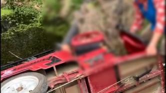 三輪車側翻壓住駕車老人，附近釣友幫忙扶車施救