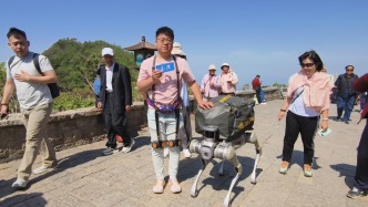 機器人用在何處｜記者身穿外骨骼“駕駛”機器狗，實測“科技”登泰山