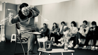 當(dāng)老年人加入“行為藝術(shù)基礎(chǔ)班”