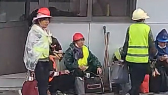 工人擔(dān)心鞋臟不愿進屋避雨，消防員用熱情“融化”顧慮