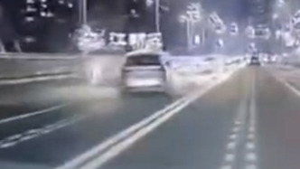 小客车长江大桥逆行撞电动车致一人受伤，宜宾警方：司机涉嫌酒驾