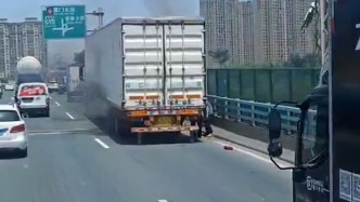 有人抱礦泉水有人拿滅火器，貨車自燃起火眾人幫忙