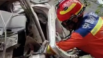 貨車沖出公路墜落坡底與民房碰撞，消防救出受傷被困司機(jī)