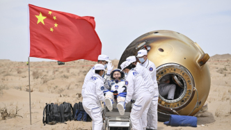 神舟十九号航天员乘组平安抵京