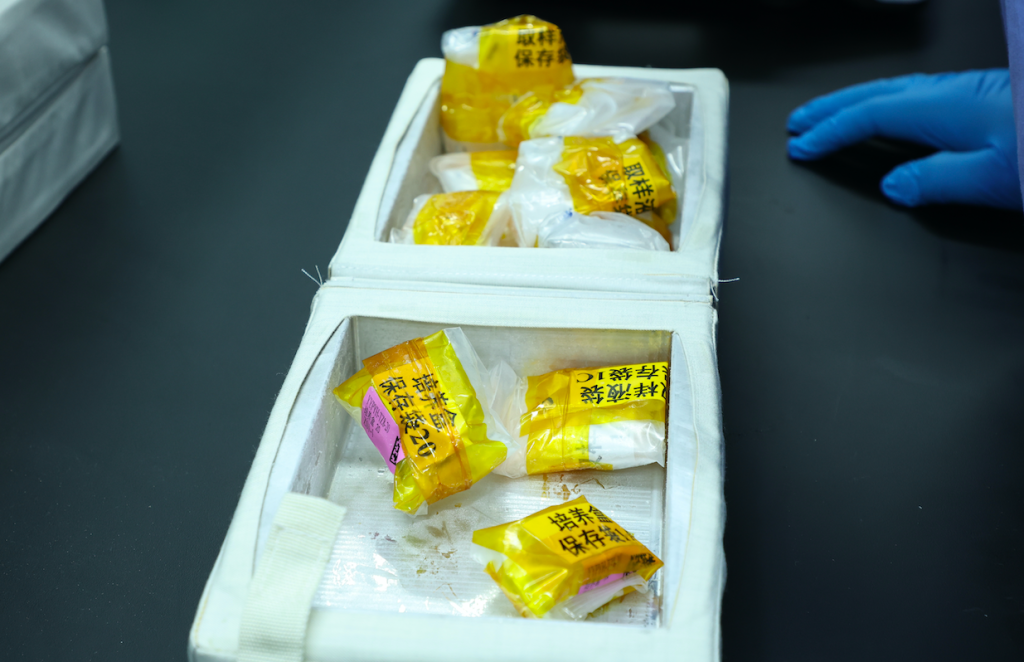空间站第八批科学实验样品返抵地球并交付科学家  第2张