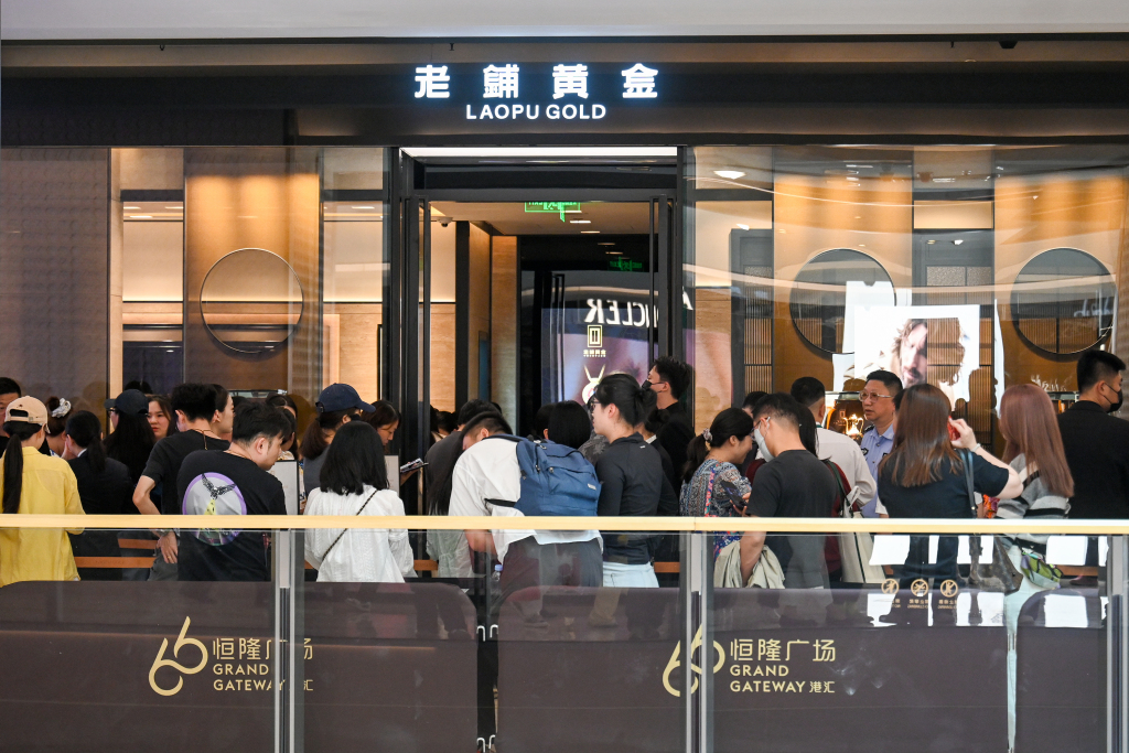 魔都眼｜买买买，老铺黄金新店开业被挤爆：有人排队5小时