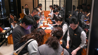 魔都眼｜買買買，老鋪黃金新店開業被擠爆：有人排隊5小時