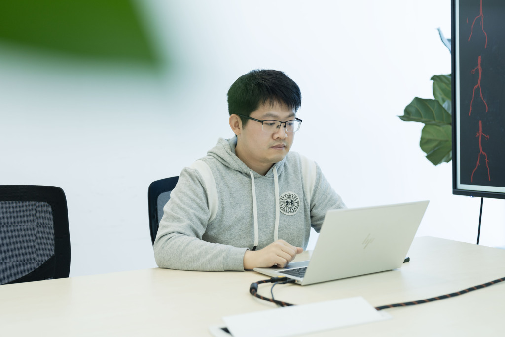 AI世界的年轻人｜他用影像大模型解决看病难题，“要做的研究还有很多”