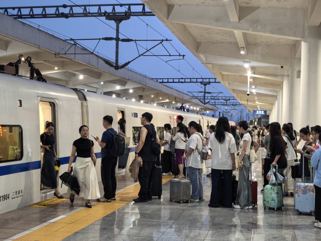 “五一”假期首日：国铁南宁局发送旅客81.7万人次