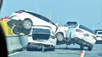 高速變道致連環車禍，白車“騎”隔離欄壓住另一車，交警回應