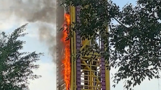 南宁方特回应“跳楼机”起火：装饰灯短路起火冒烟，无人员受伤