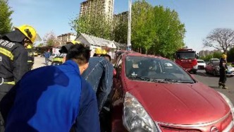 電動車主左腿被卷入車底，眾人迅速抬車救人