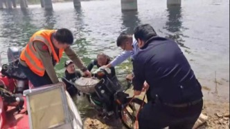 男子骑摩托车撞上三轮车后逃逸，为逃避处罚将摩托车沉入水库