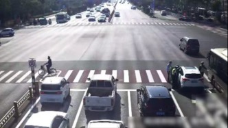 女子行車途中突發呼吸性堿中毒，交警守護救援