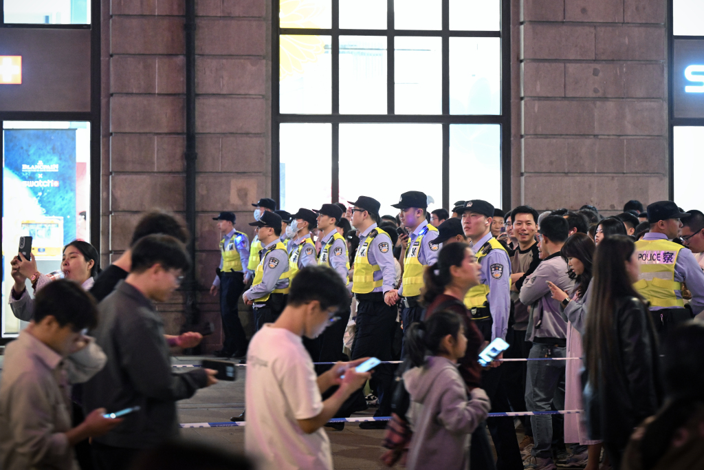 五一假期首日,上海外滩客流超55万人次 第3张 五一假期首日,上海外滩客流超55万人次 第3张