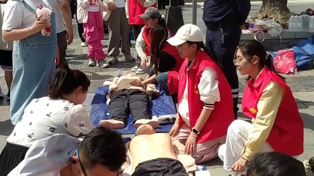 大学生志愿者假期景区摆摊教游客们急救技能