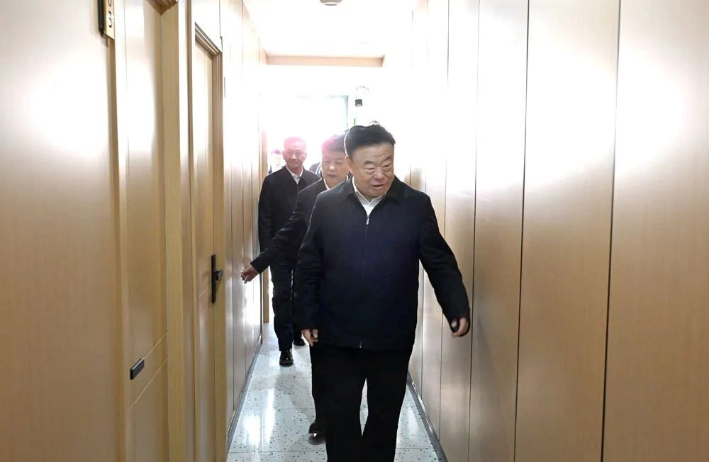 五一假期前两日，多地党政主官暗访景点、商圈安全工作