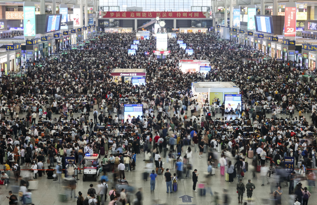 最火“五一”预订！小长假前两日多地接待游客量两位数增长，出境游订单井喷