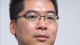 两车相撞起火司机被困车内，韶关干部钟威徒手掰门施救